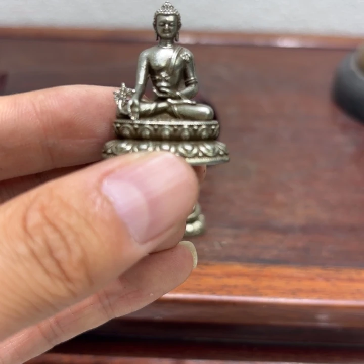 精美的铜器摆件……