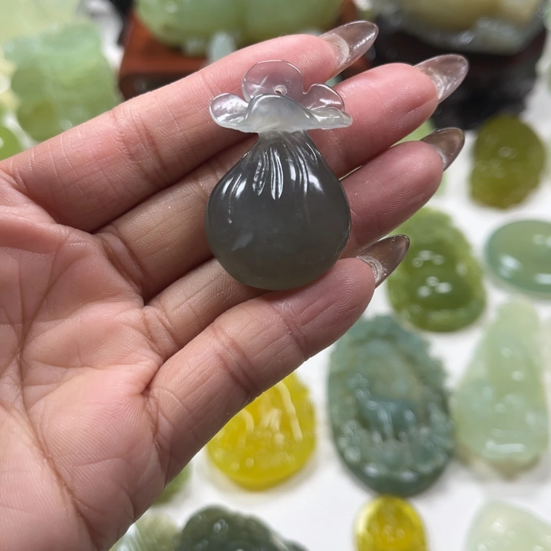 蛇纹石玉未镶嵌颈饰