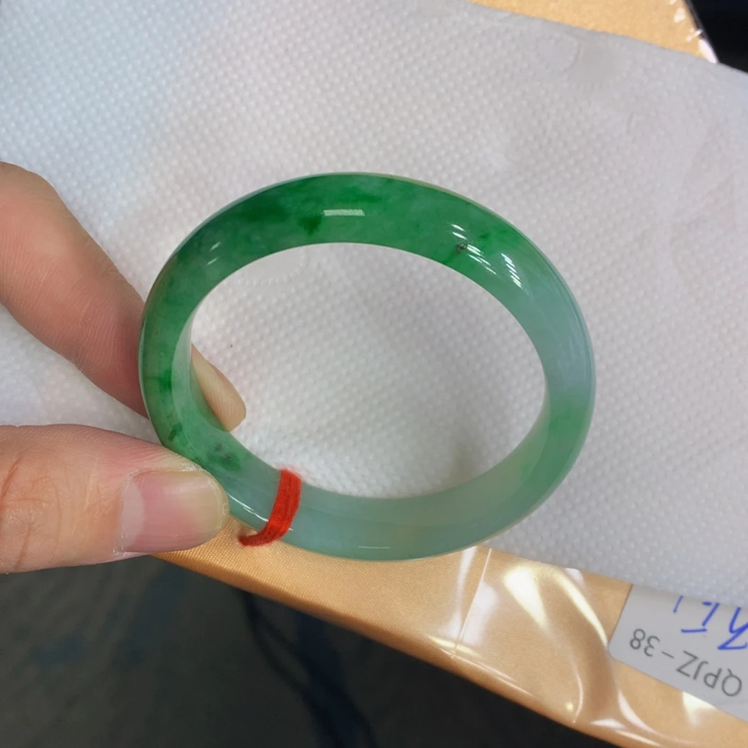 翡翠手镯未镶嵌翡翠