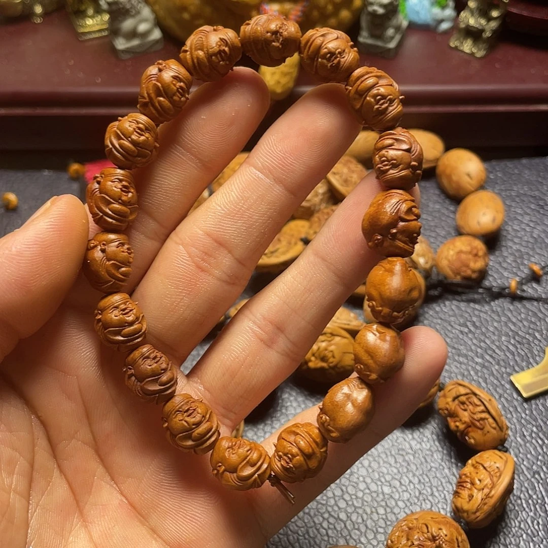 龙纹桃核雕刻瑕疵财神
