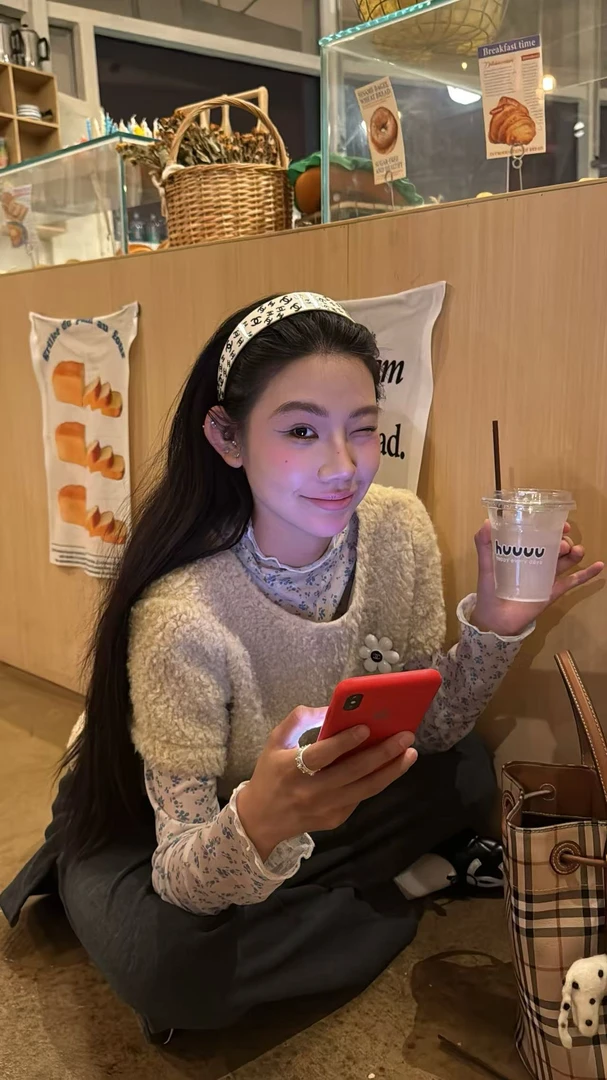 东大门同款羊羔毛短袖。不配胸针