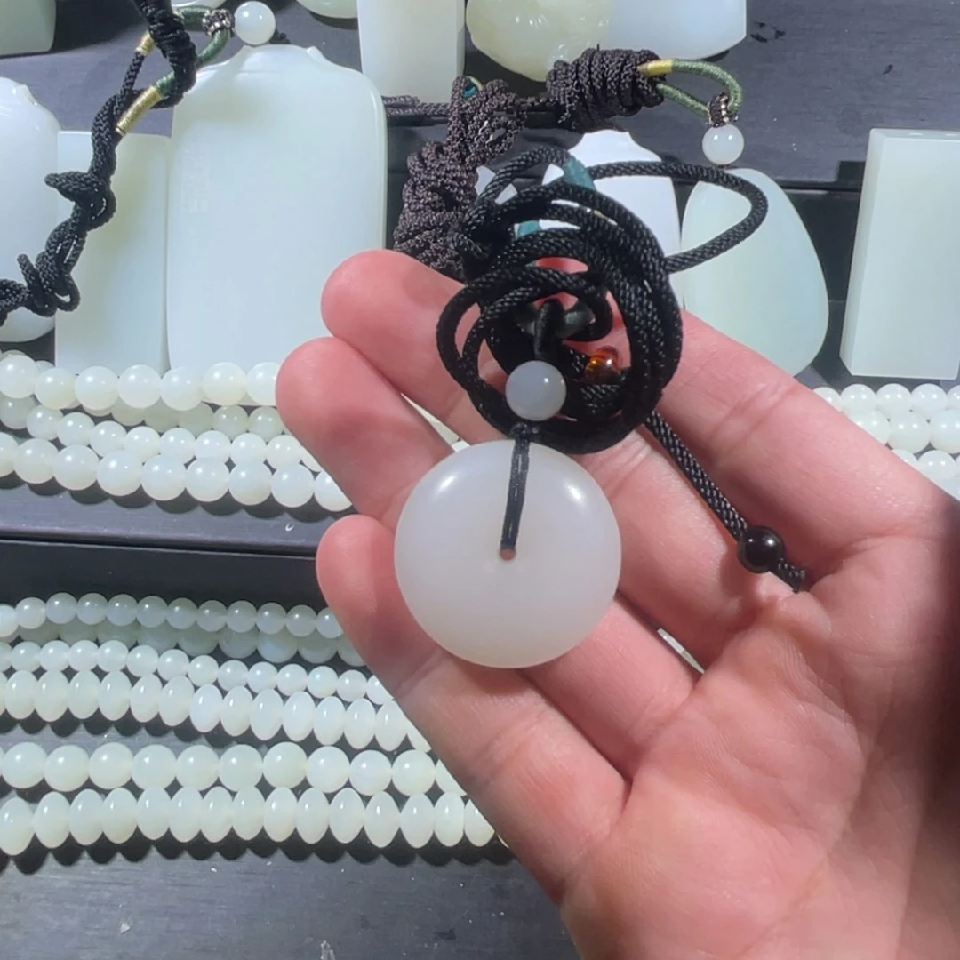 和田玉未镶嵌颈饰平安扣