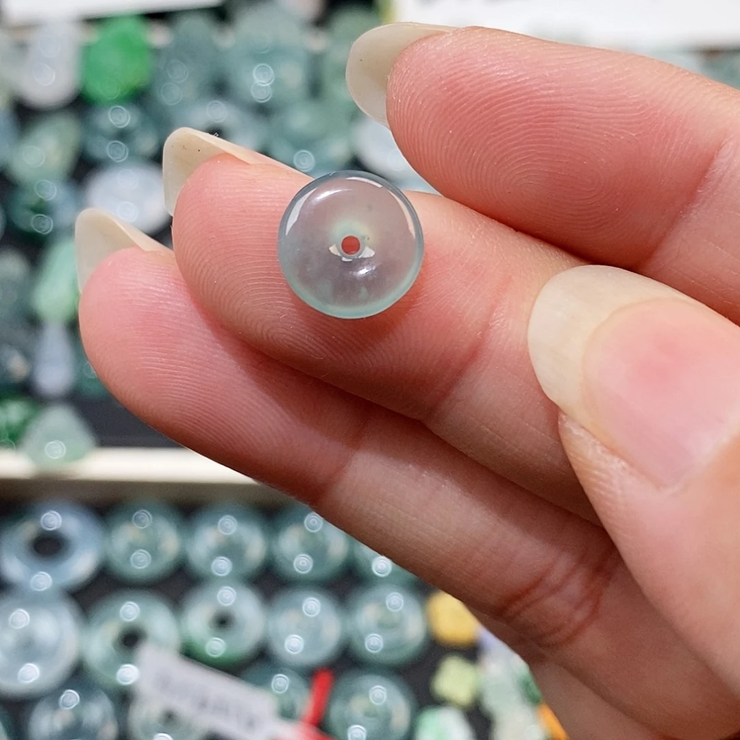 翡翠未镶嵌颈饰平安扣