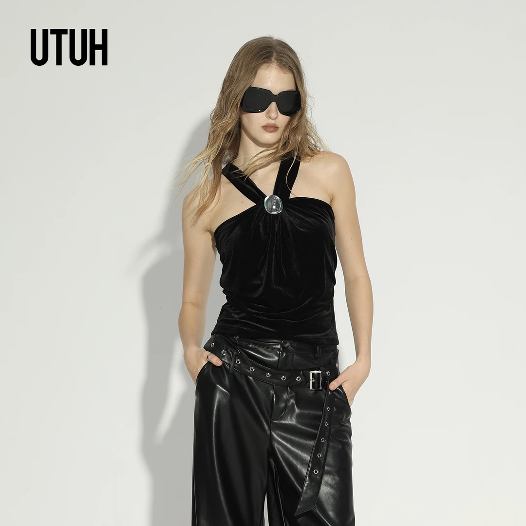 UTUH 辣妹时尚黑色丝绒交叉结构背心配金属扣TLWWA2N353