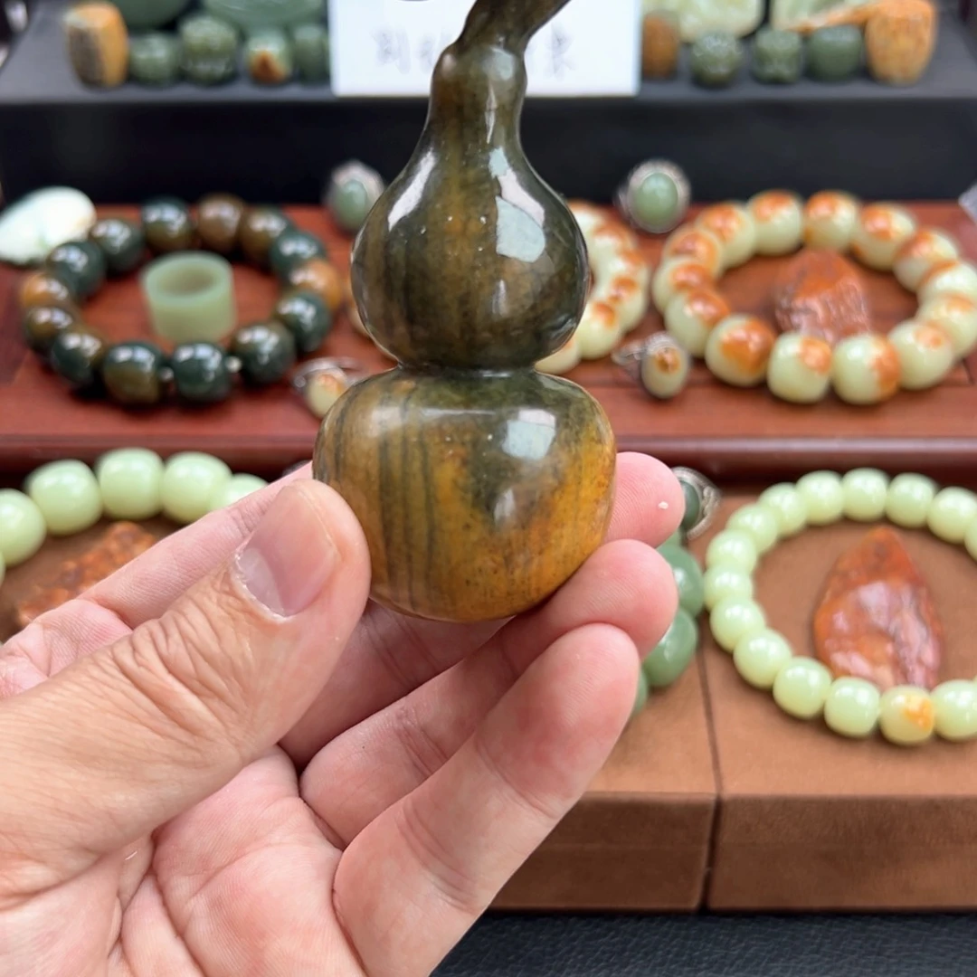 岫岩河磨玉（透闪石质玉）未镶嵌把件伟**
