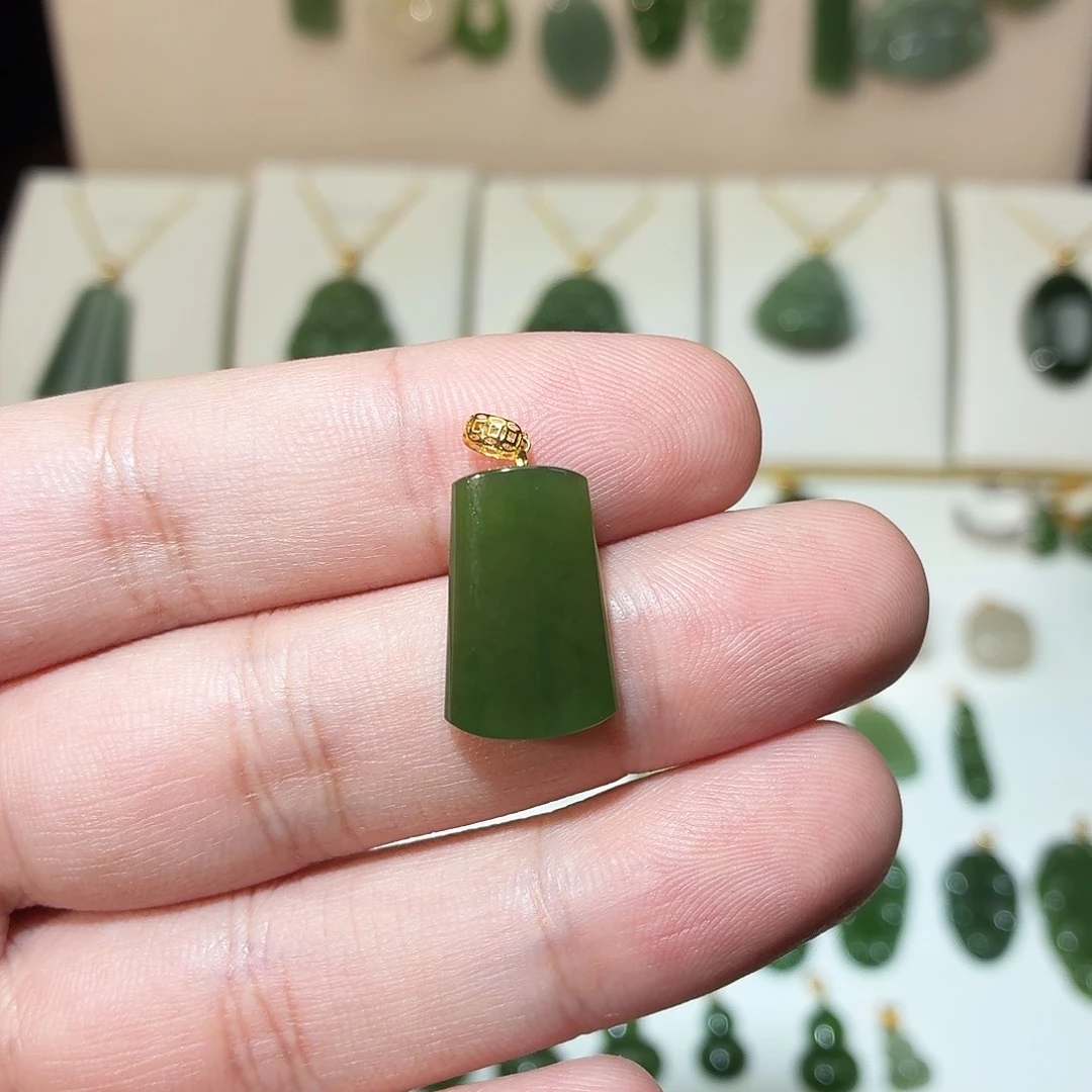 卷***菜和田玉（碧玉）18K金镶嵌吊坠(赠链)