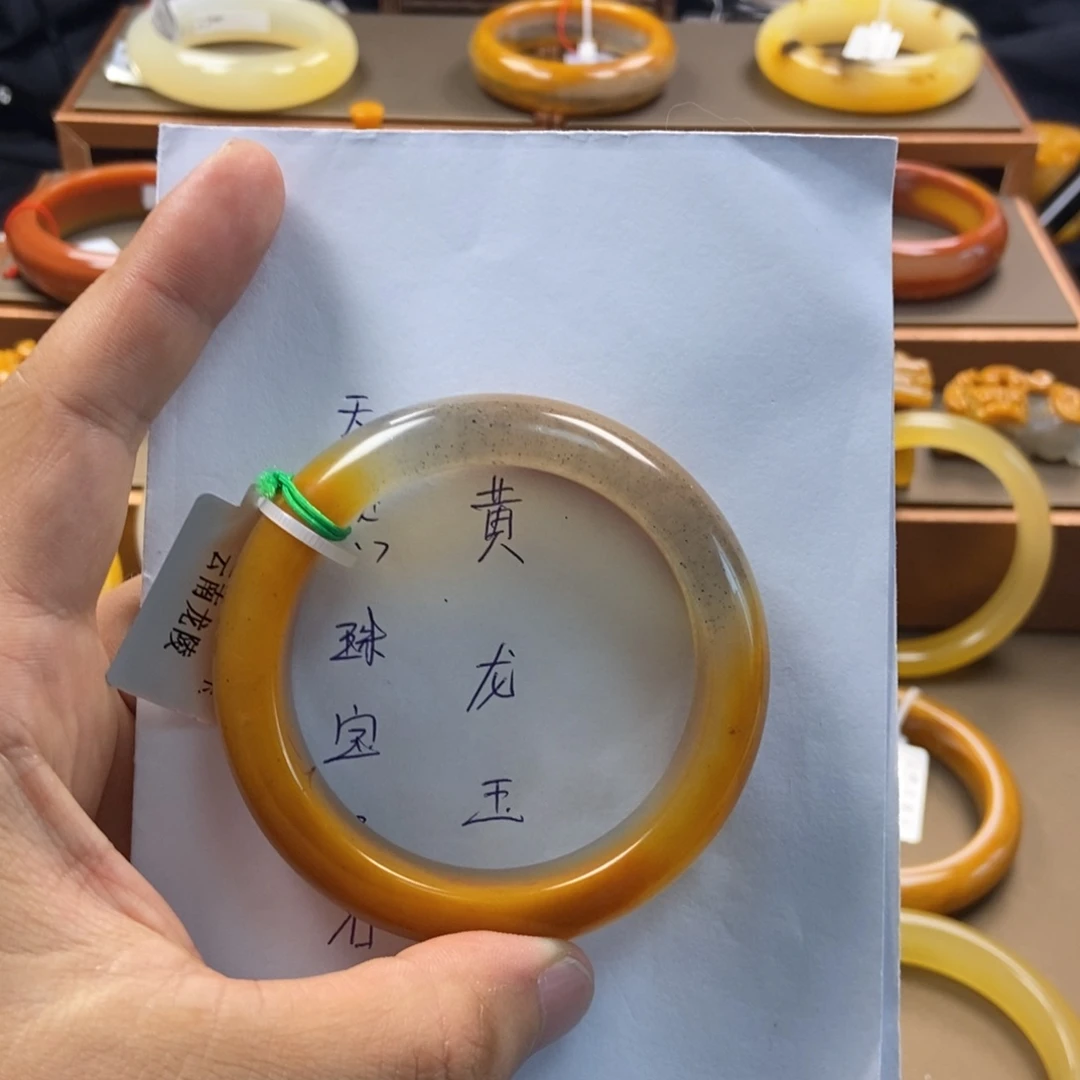 我***。未镶嵌石英质玉（黄龙玉）手镯