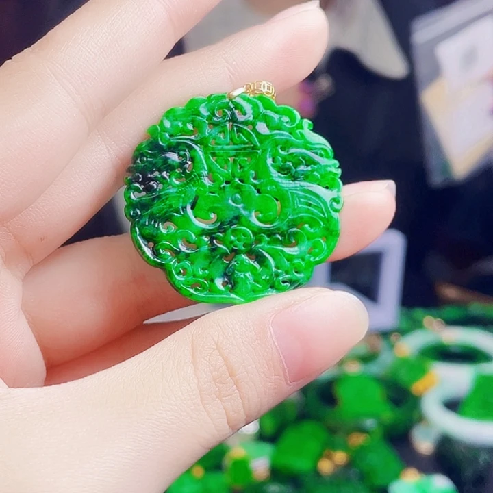 颈饰18K金镶嵌翡翠多样性