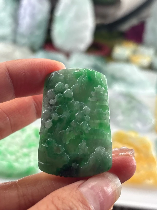 天然翡翠A货辣绿小山水牌