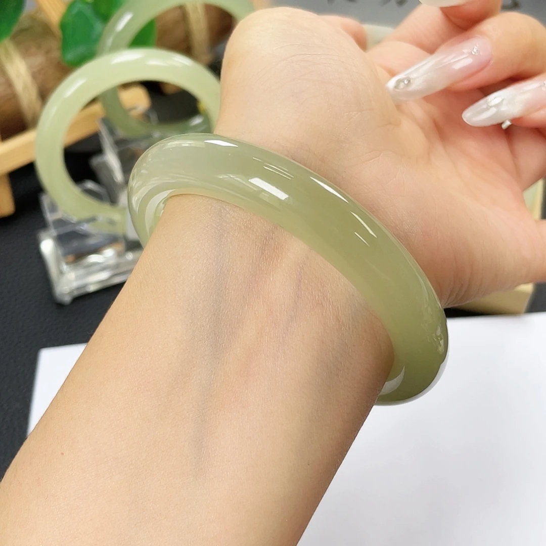 和田玉未镶嵌手镯