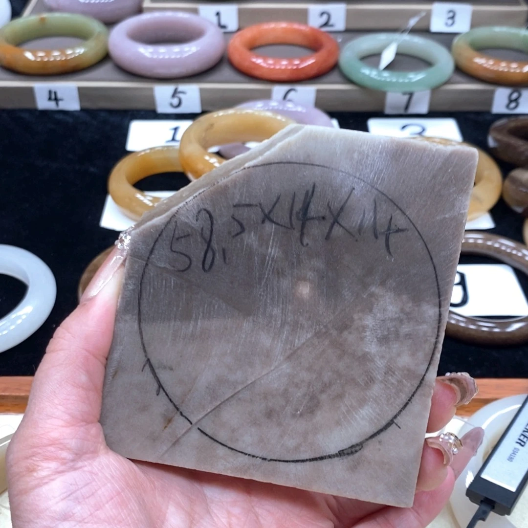 黎***ぃ石英质玉未镶嵌手镯