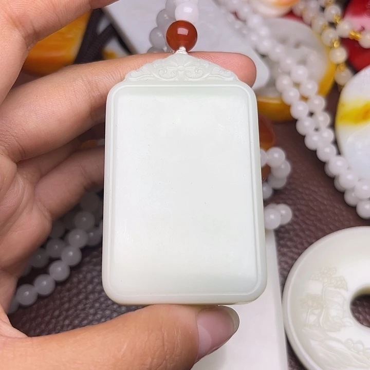 和田玉颈饰未镶嵌钱**爷