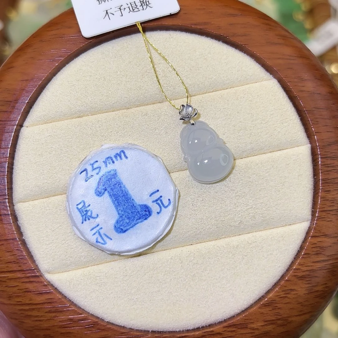 翡翠18K金镶嵌颈饰葫芦