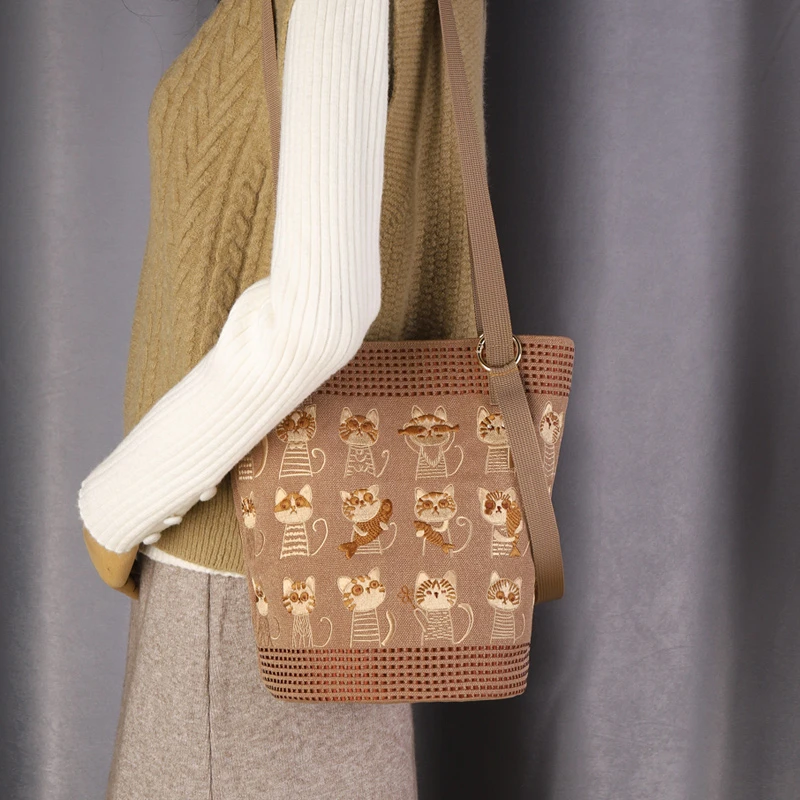 斜挎单肩水桶包大容量刺绣高级感小众手提女式包包