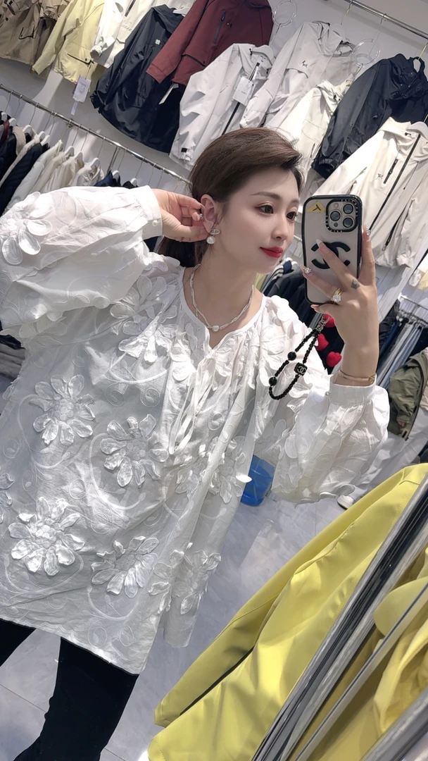 立体花朵圆领长袖衬衫