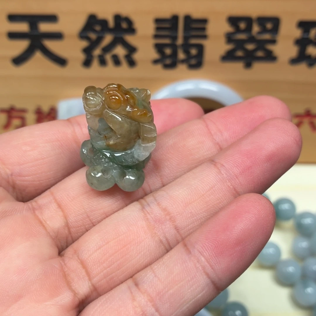 翡翠未镶嵌颈饰龙头
