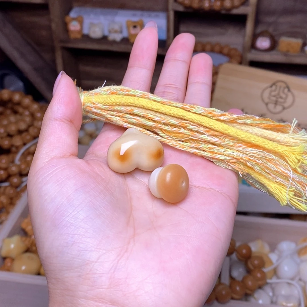 ¹****吊坠猴头核桃爱心，葫芦提溜，黄流苏