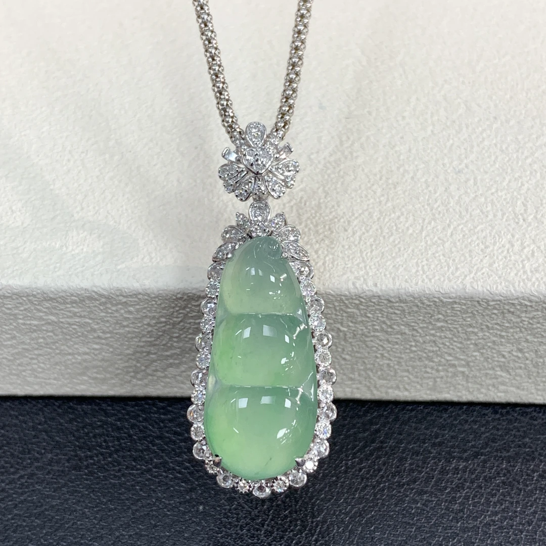 附自然光视频冰胶起光晴底豆子福豆翡翠玉石吊坠18k缅A气质