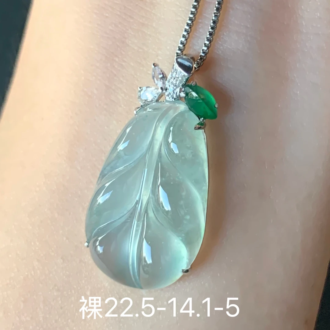 高冰叶子天然翡翠吊坠 镶嵌精致 女生配饰