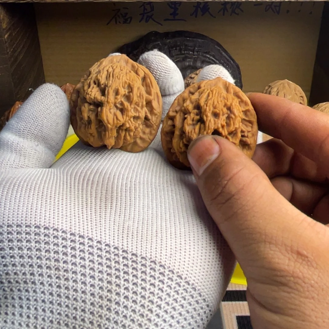文玩核桃吊坠虎头王