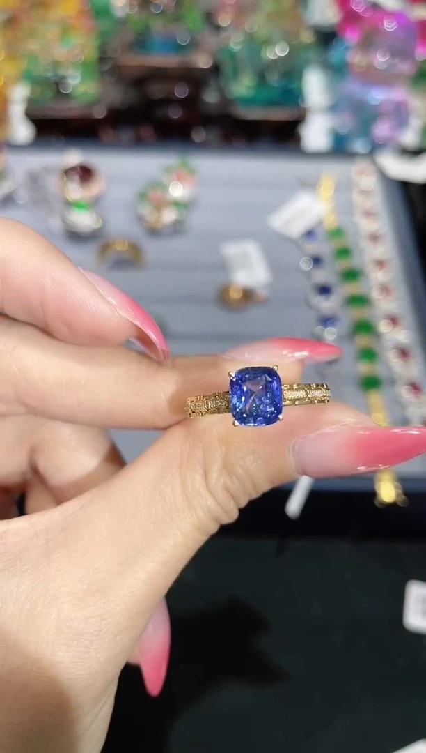 18K金镶嵌天然蓝宝石戒指