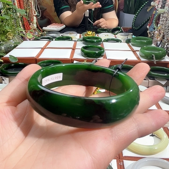 和田玉手镯未镶嵌哆****梦俄七聚红皮60
