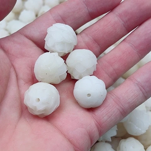 吊坠白玉菩提18瑕疵大莲花5克