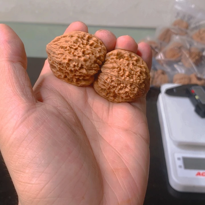 均***韬吊坠文玩核桃南疆石