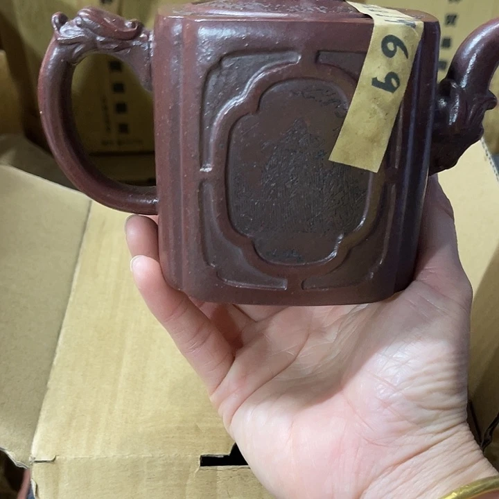 紫砂茶壶原矿泥料手工制作的一把紫砂壶。