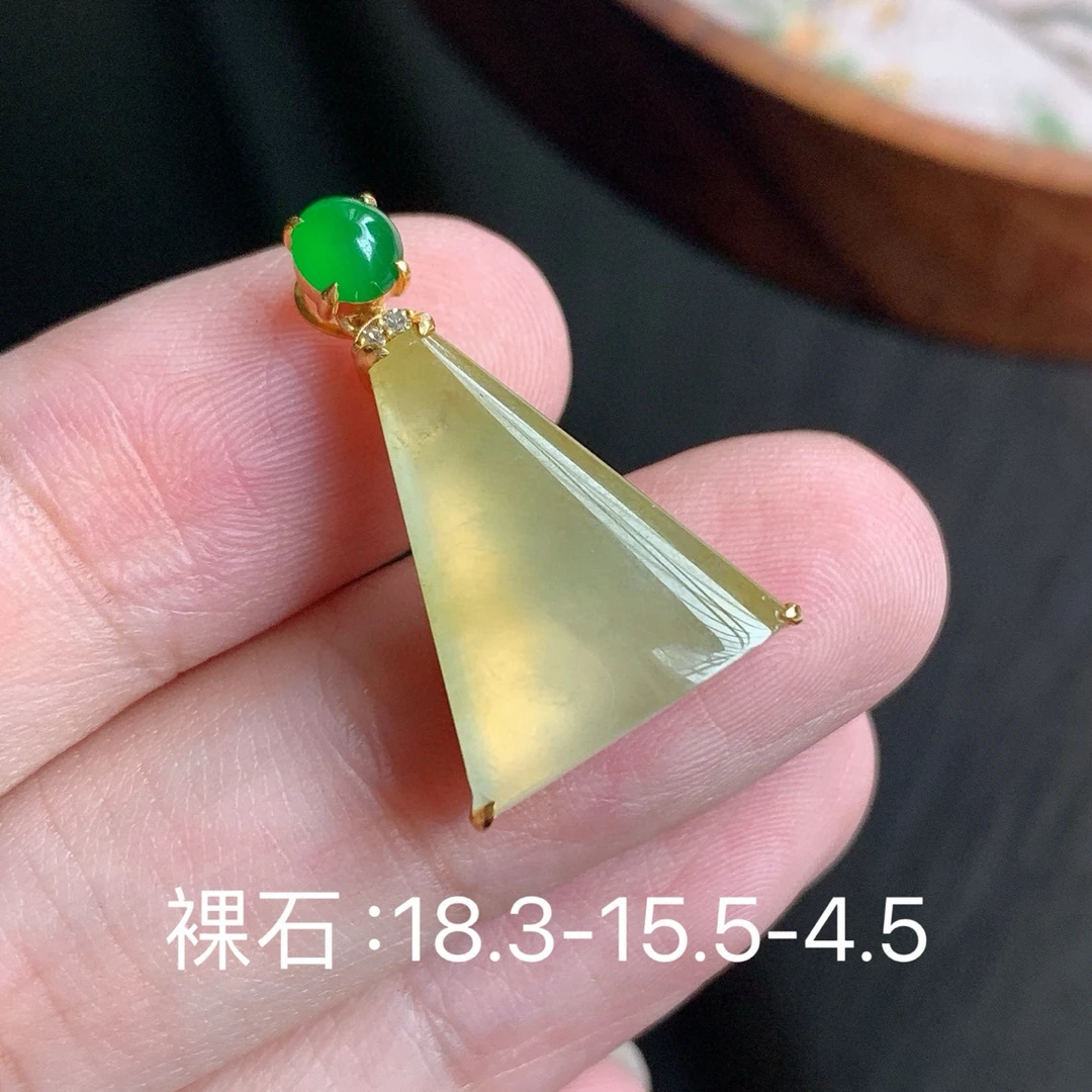 冰黄翡无事牌吊坠天然缅A翡翠18k金镶嵌裸石尺寸：18.3-15.5-4.5mm