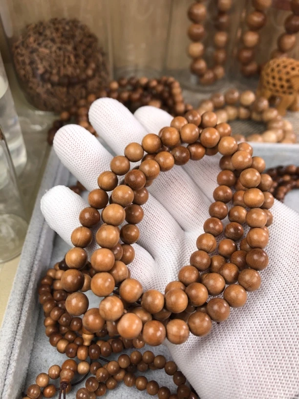 0.8顺纹108颗老山檀香手串