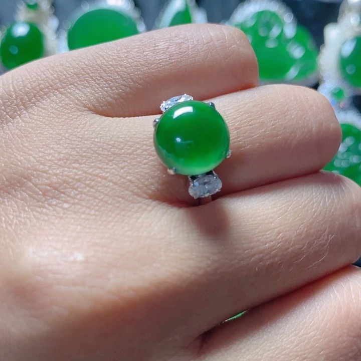 翡翠颈饰18K金镶嵌18。