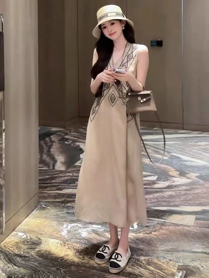 理想主义~夏季新款无袖老钱风刺绣气质宽松V领长款连衣裙