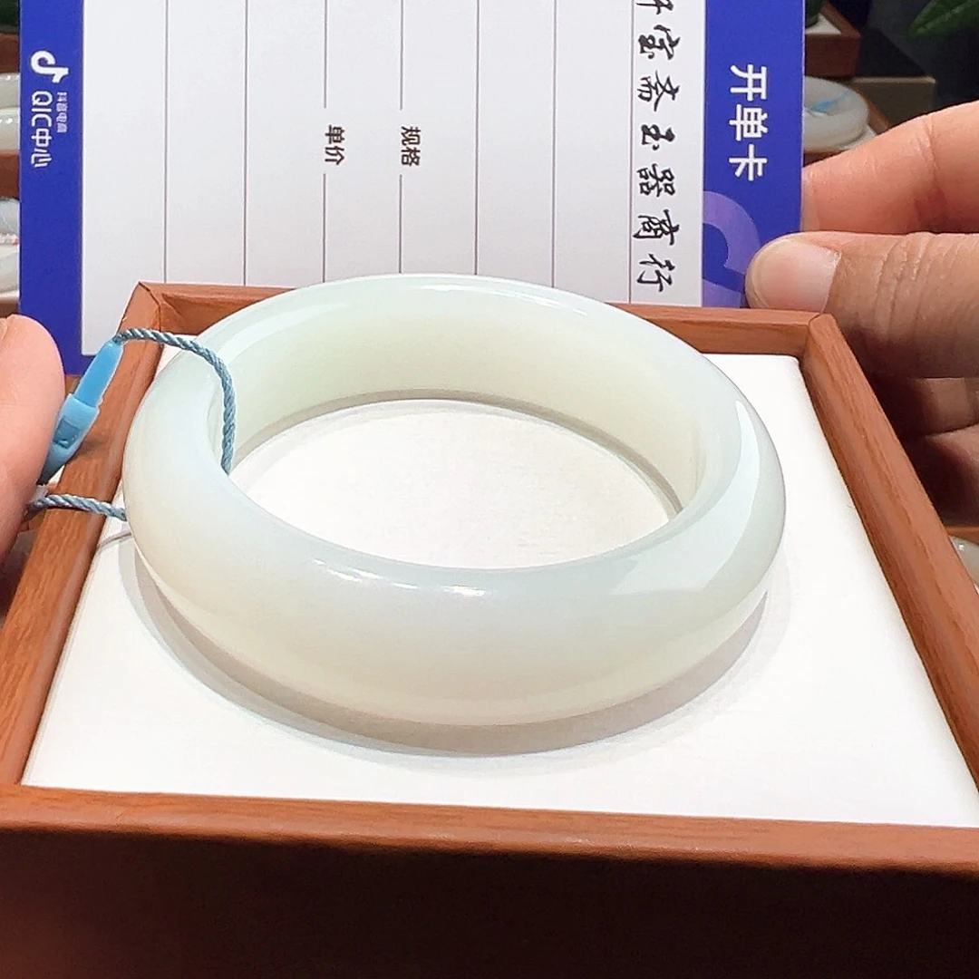 和田玉手镯未镶嵌水**团