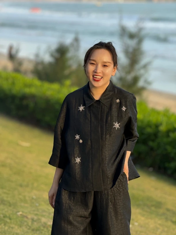 王太太2025新款龟裂纹香云纱新中式衬衫七分袖洋气钉珠桑蚕丝上衣