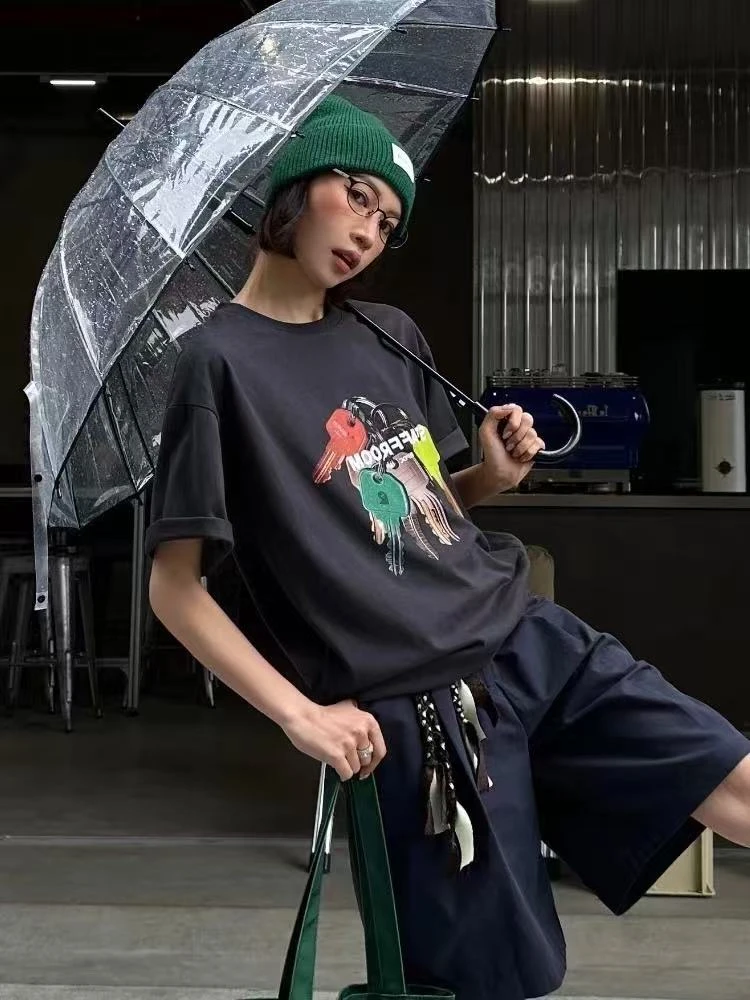 2025独特超好看上衣设计感小众女夏季韩系穿搭深灰色钥匙印花t恤