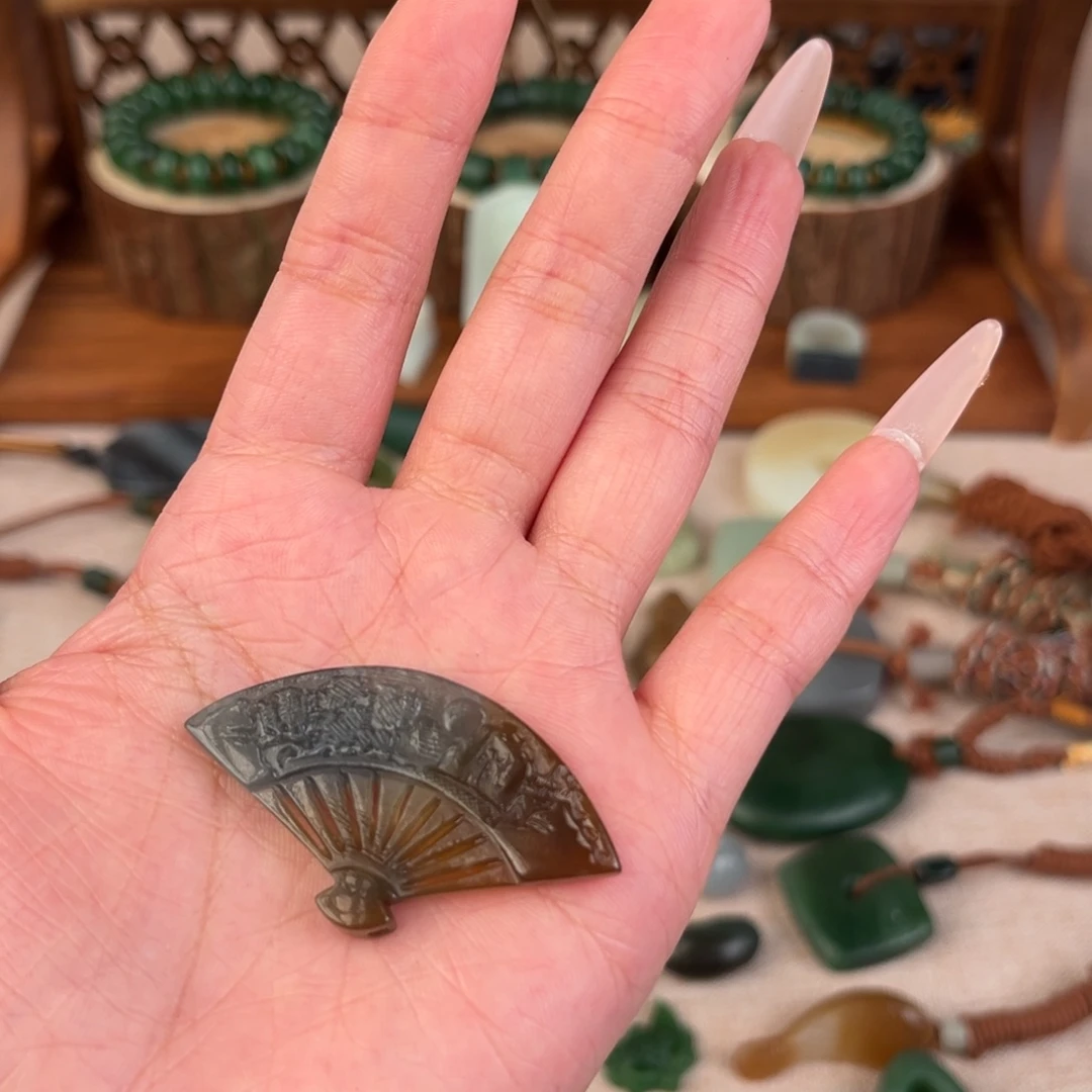 维***也颈饰未镶嵌和田玉（糖玉）