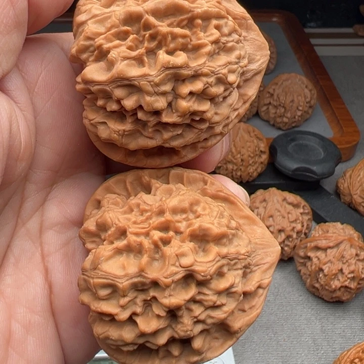 文玩核桃把件桃心麒麟纹