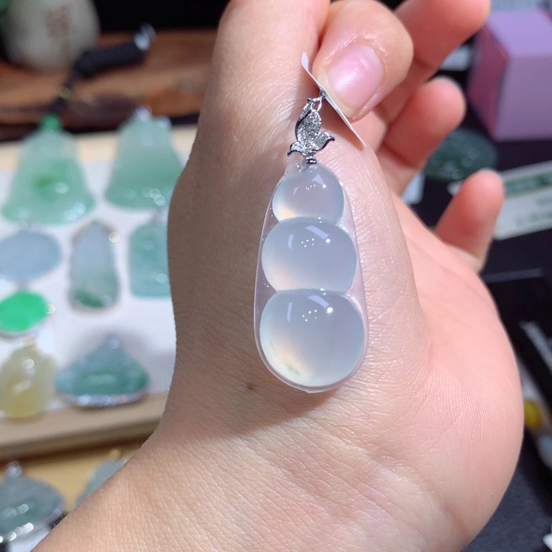 翡翠18K金镶嵌颈饰豆