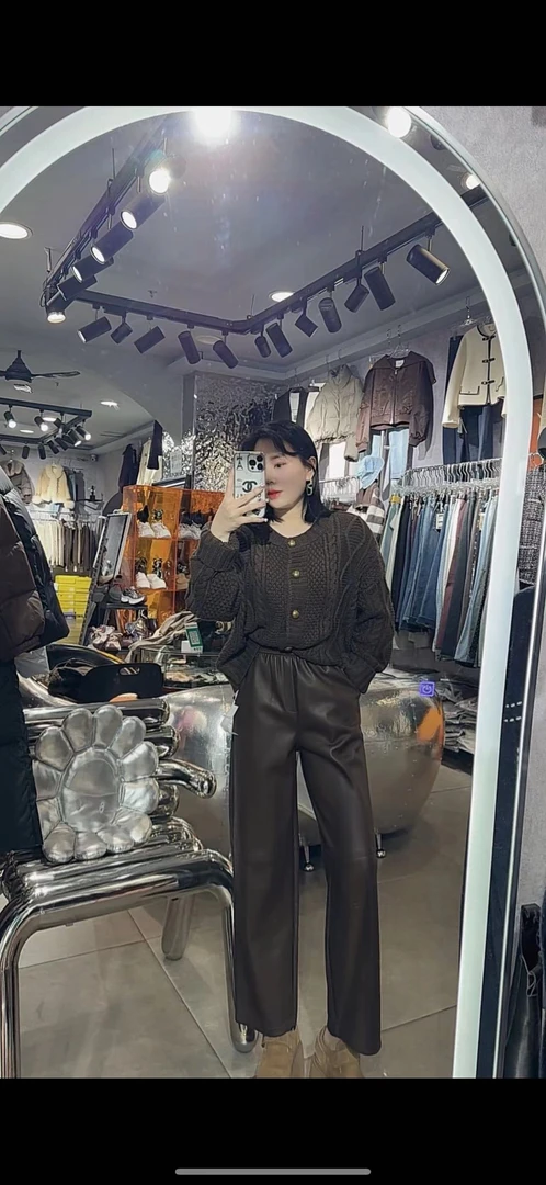 王琳家咖色裤子显瘦