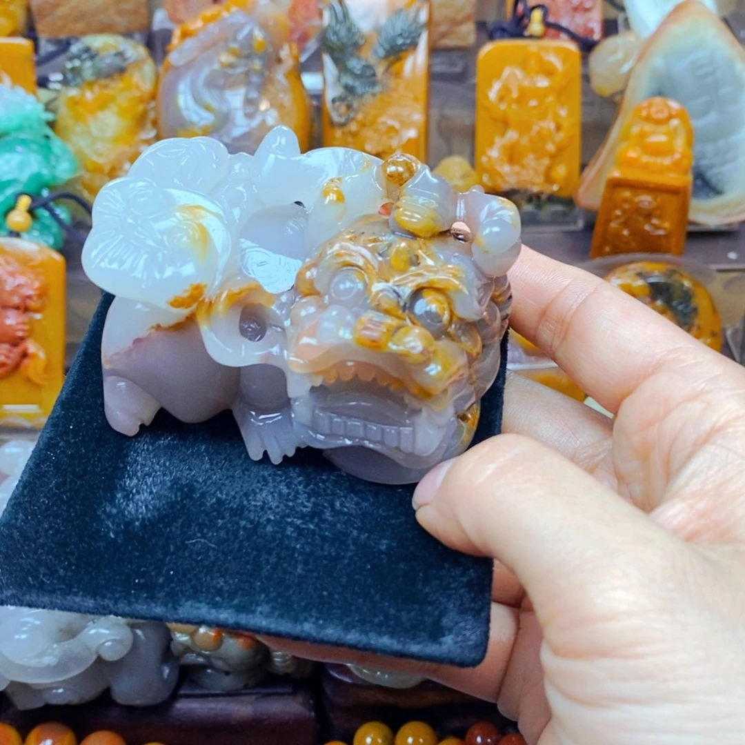 未镶嵌石英质玉（黄龙玉）颈饰