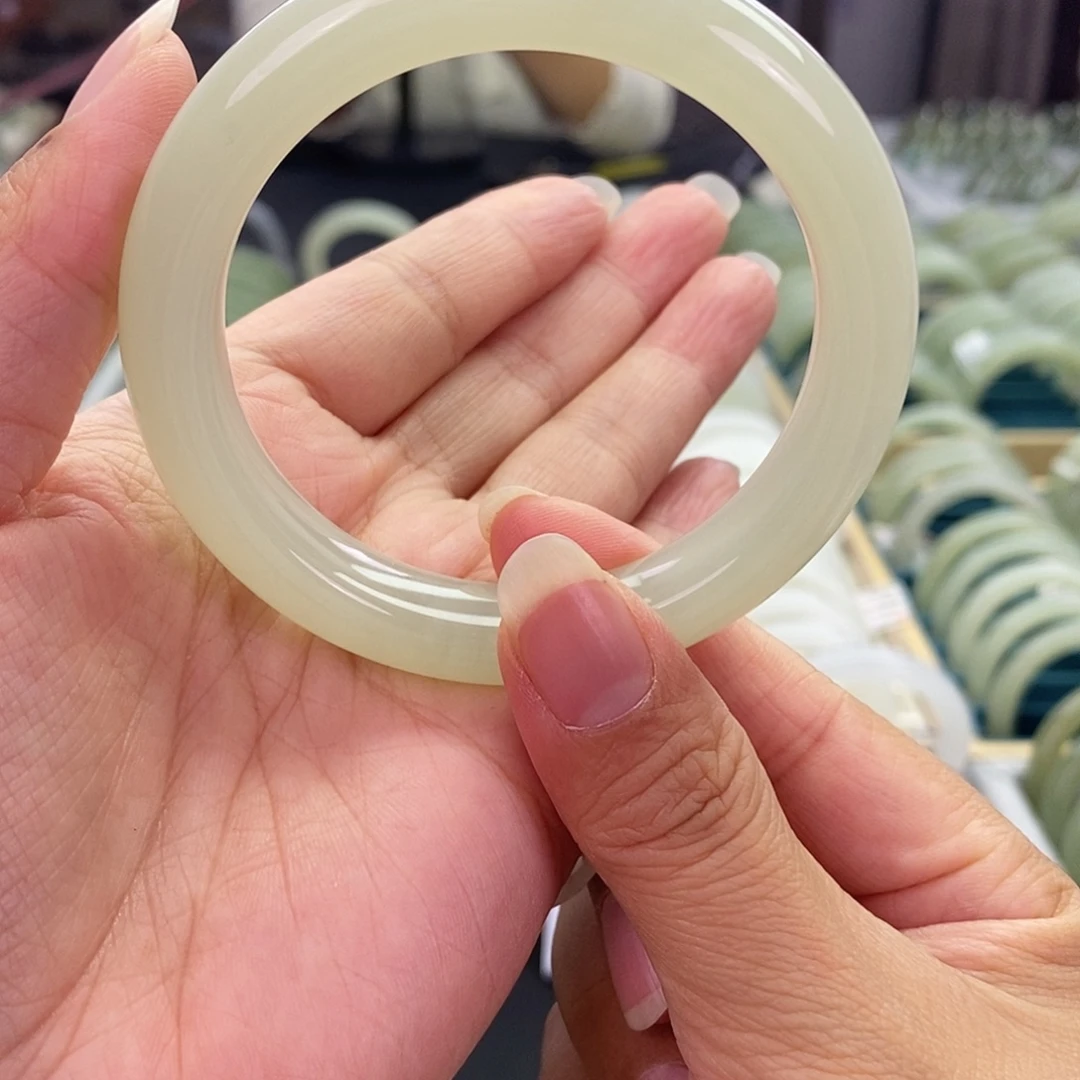 和田玉未镶嵌珠宝奇石和田玉手镯55.56微瑕