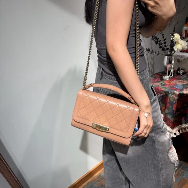 95新 Chanel/香奈儿 香奈儿 奶茶色金扣邮差包
