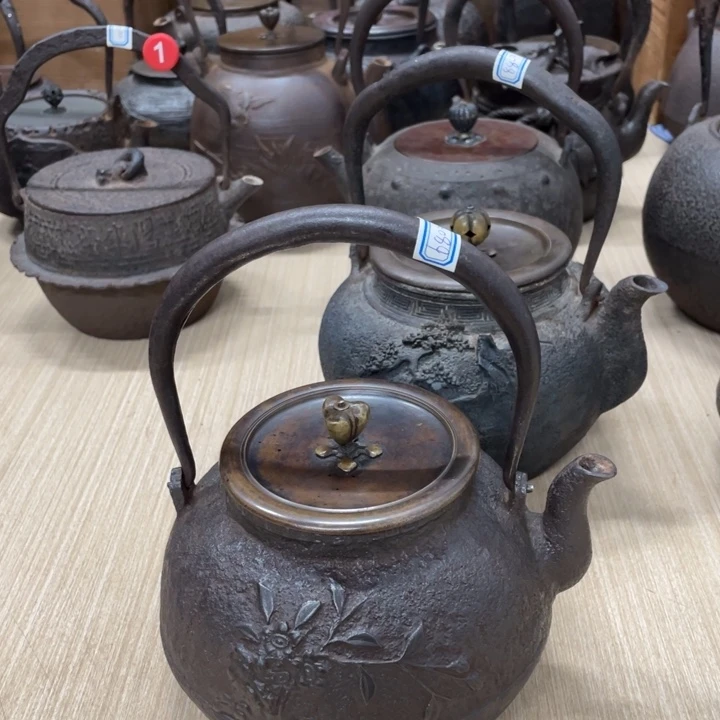 龙文堂花卉纹饰壶