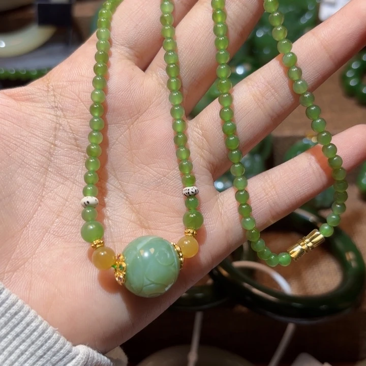 颈饰未镶嵌和田玉（碧玉）