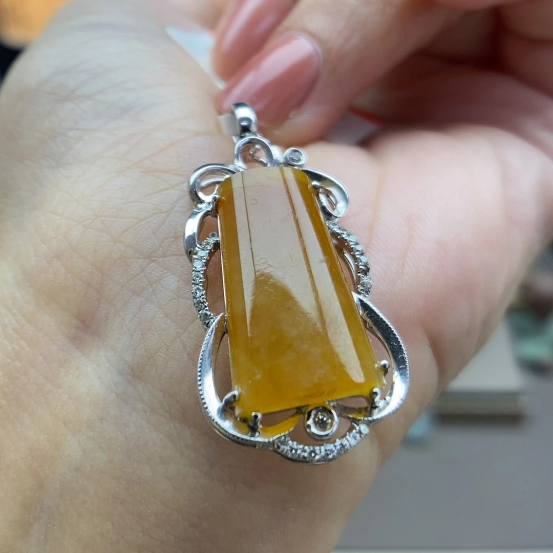 翡翠18K金镶嵌颈饰吊坠92