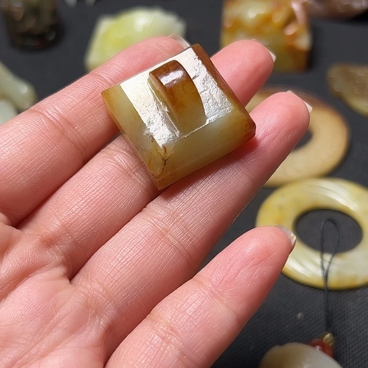 昭***成和田玉（糖玉）未镶嵌挂件