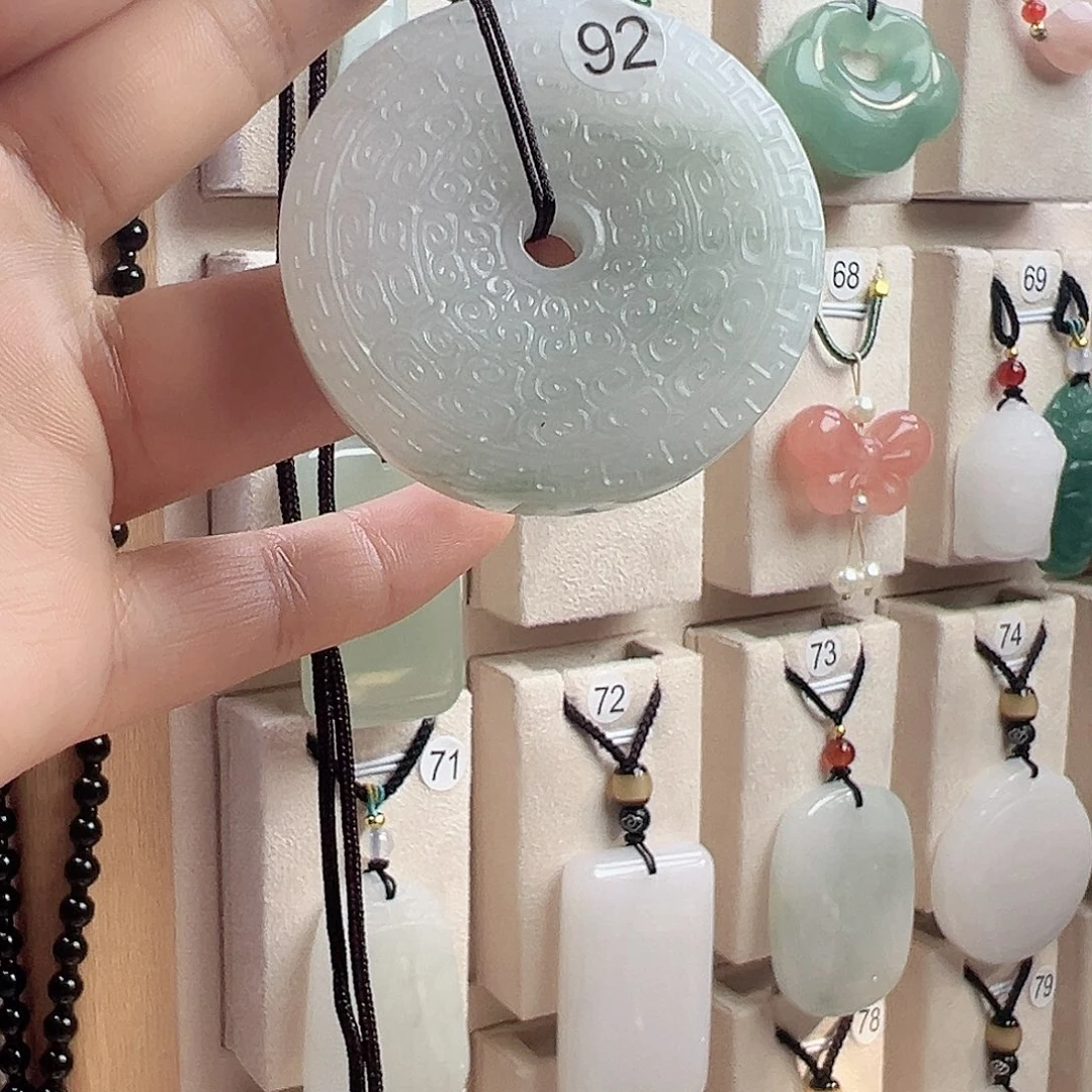 石英质玉未镶嵌颈饰