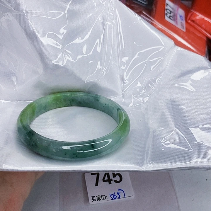 翡翠未镶嵌手镯一图一物实物为准（微瑕处理）