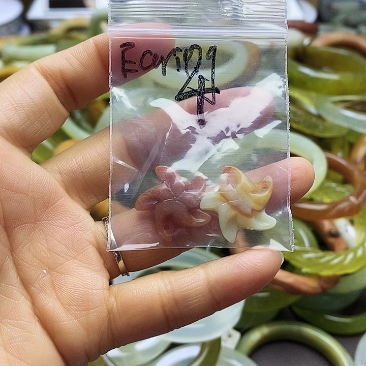 蛇纹石玉未镶嵌颈饰E****g